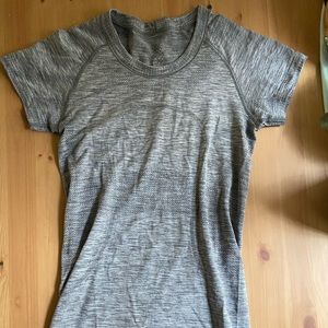 EUC Lululemon swiftly tech short sleeve shirt full length size 4, heather grey